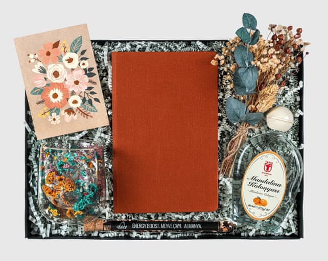 Çiçekler Hediye Kutusu