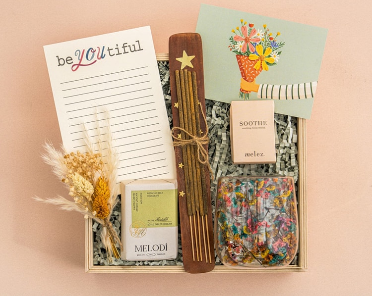 Çiçekler Hediye Kutusu