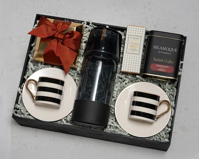 Şık Siyah Beyaz Hediye Kutusu