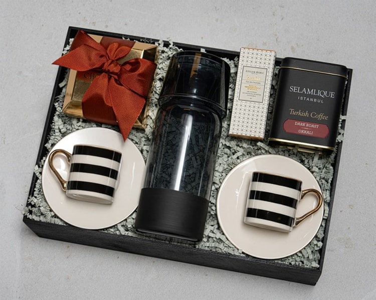 Şık Siyah Beyaz Hediye Kutusu