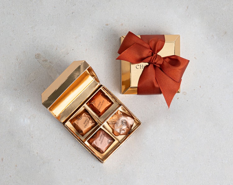 Şık Siyah Beyaz Hediye Kutusu